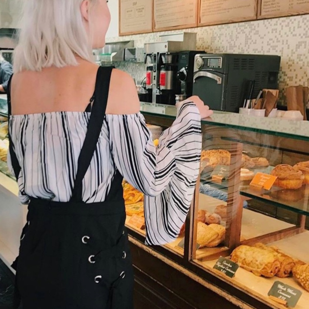 LF Offshoulder top
